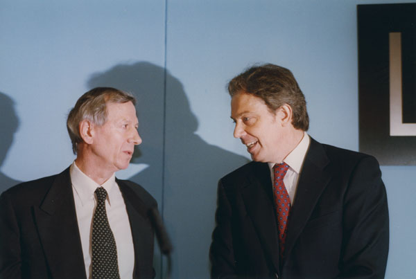 Anthony Giddens ao lado do então primeiro-ministro inglês Tony Blair em 1999. Fonte: Wikimedia Commons