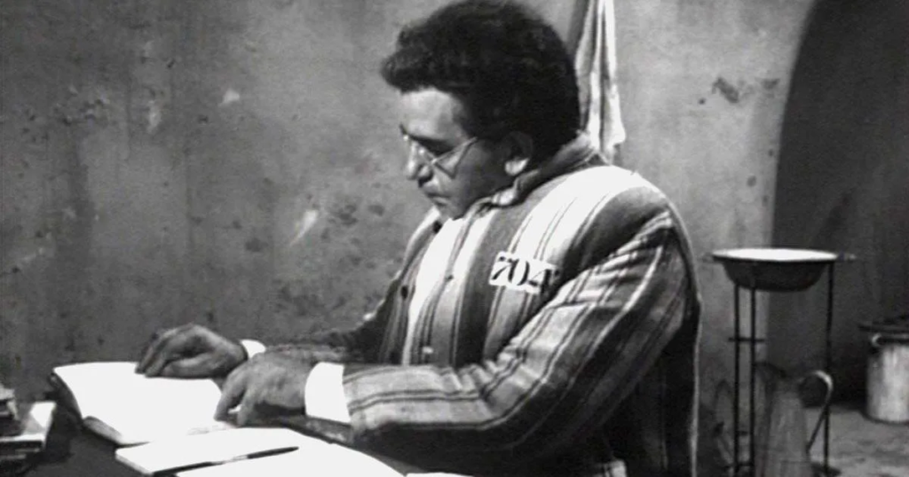 Antonio Gramsci em momento de estudos durante um de seus períodos na prisão. Fonte desconhecida.