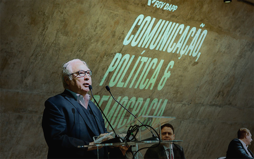 Manuel Castells discursa no seminário “Comunicação, Política e Democracia”, em 2019.