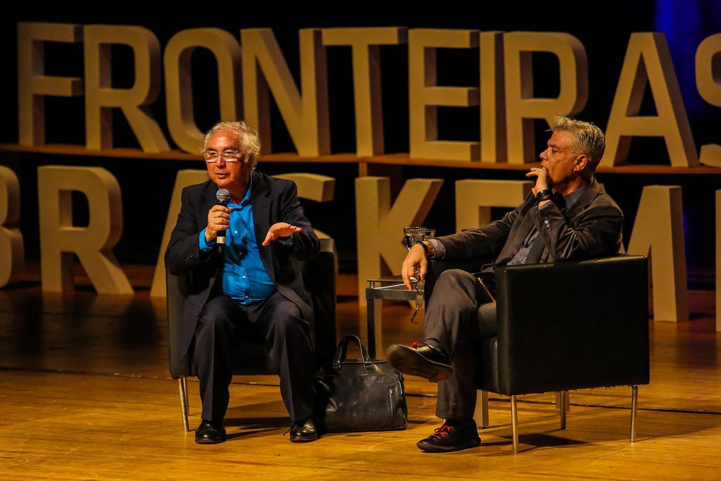 Manuel Castells participa de painel no evento Fronteiras do pensamento, no Brasil, em 2015. Fonte: Fronteiras do Pensamento.